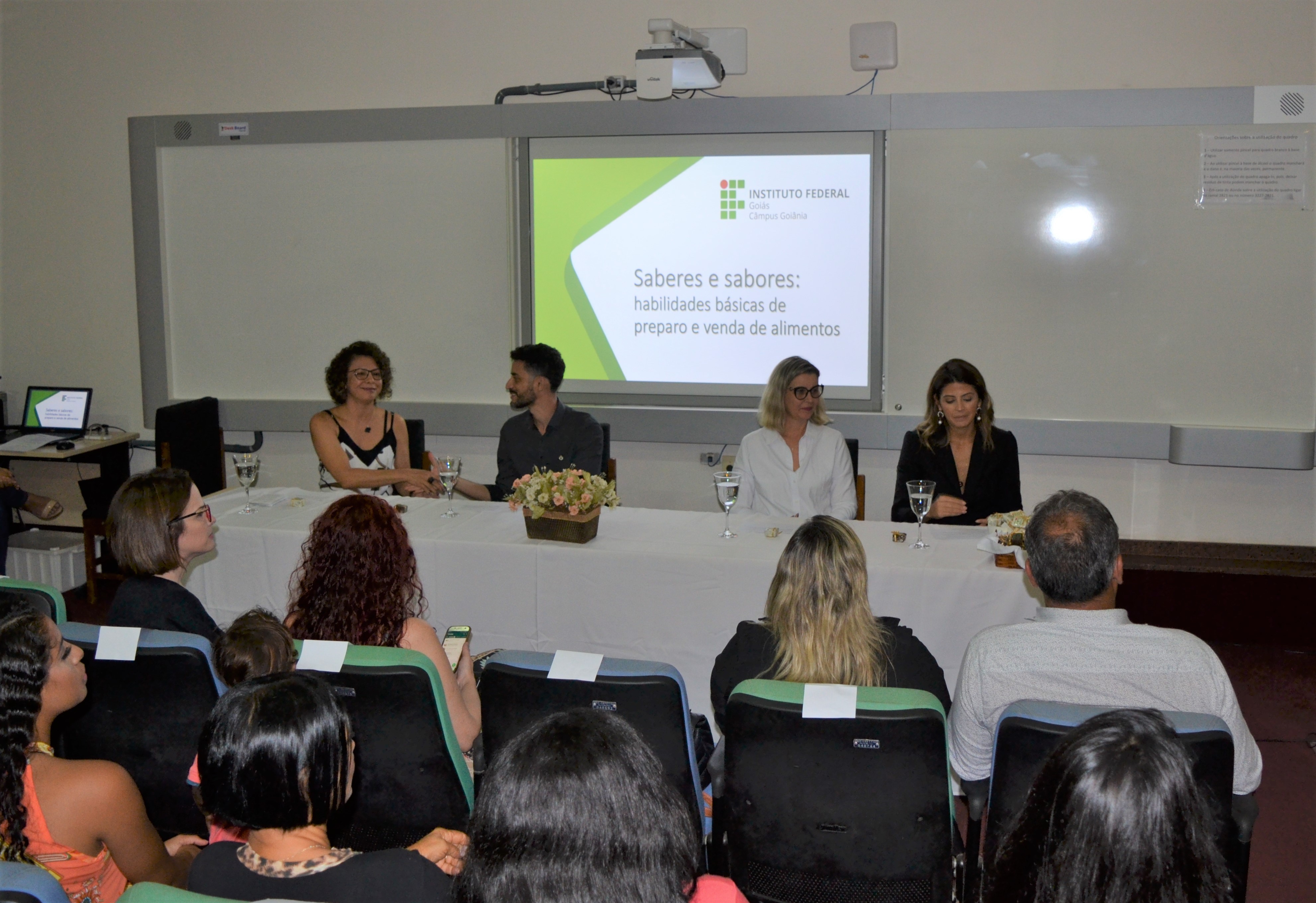 Mesa diretiva do evento contou com a presença da professora Gisélia Lima, do pró-reitor de Extensão, Daniel Barbosa, da diretora-geral do Câmpus Goiânia, Maria de Lourdes Magalhães, e da secretária de Políticas Públicas para Mulheres de Goiânia, Ana Carolina Almeida